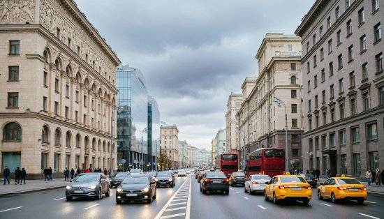 Жесты водителей на дороге: как понять, что вам показывают - фото